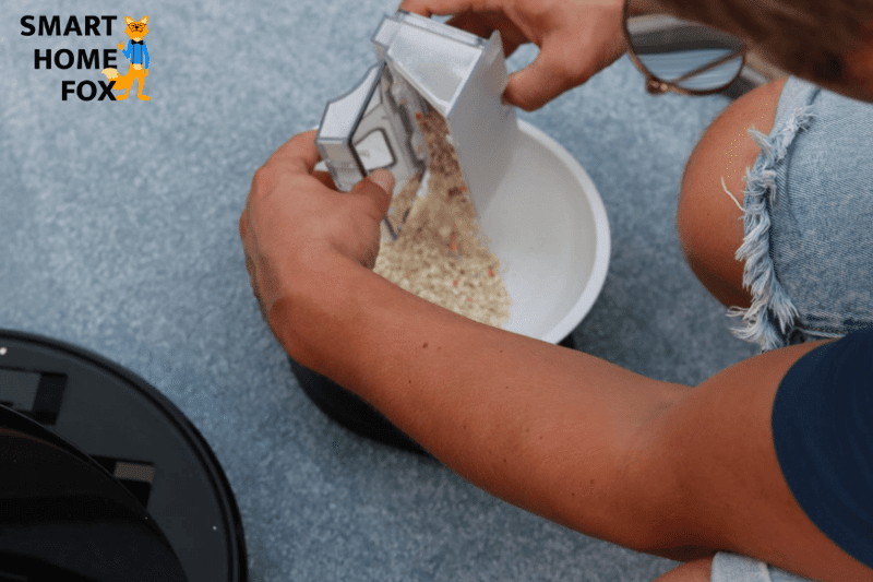 Ausleerung des mobilen Staubbeutels des Roborock S6 MaxV über einem Mülleimer.